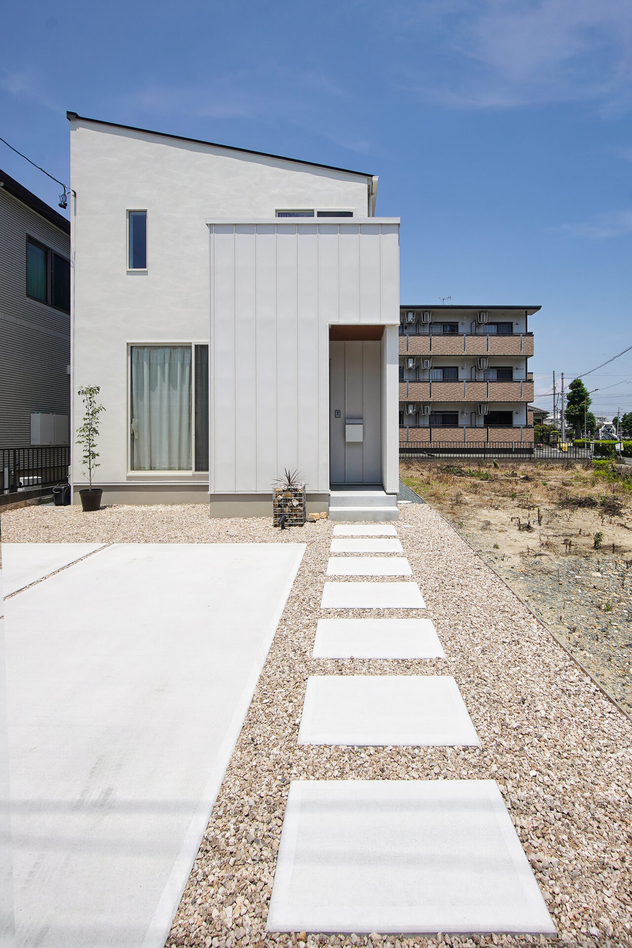 白いガルバリウムを使ったお家