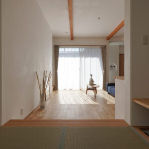 和室から見るリビング