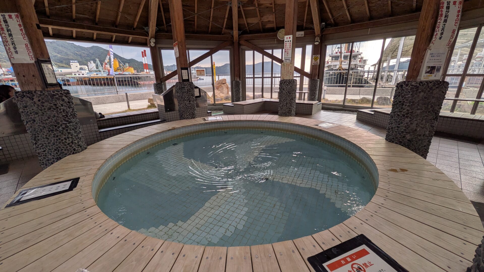 渦を巻いている足湯