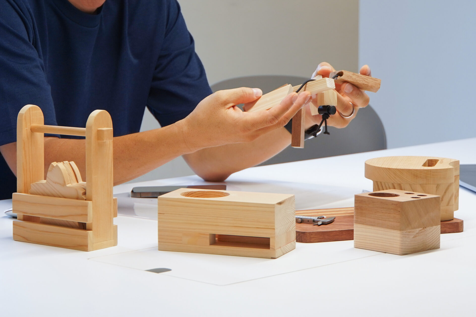 木工班の生徒さんと共創した、端材を活かしたノベルティ