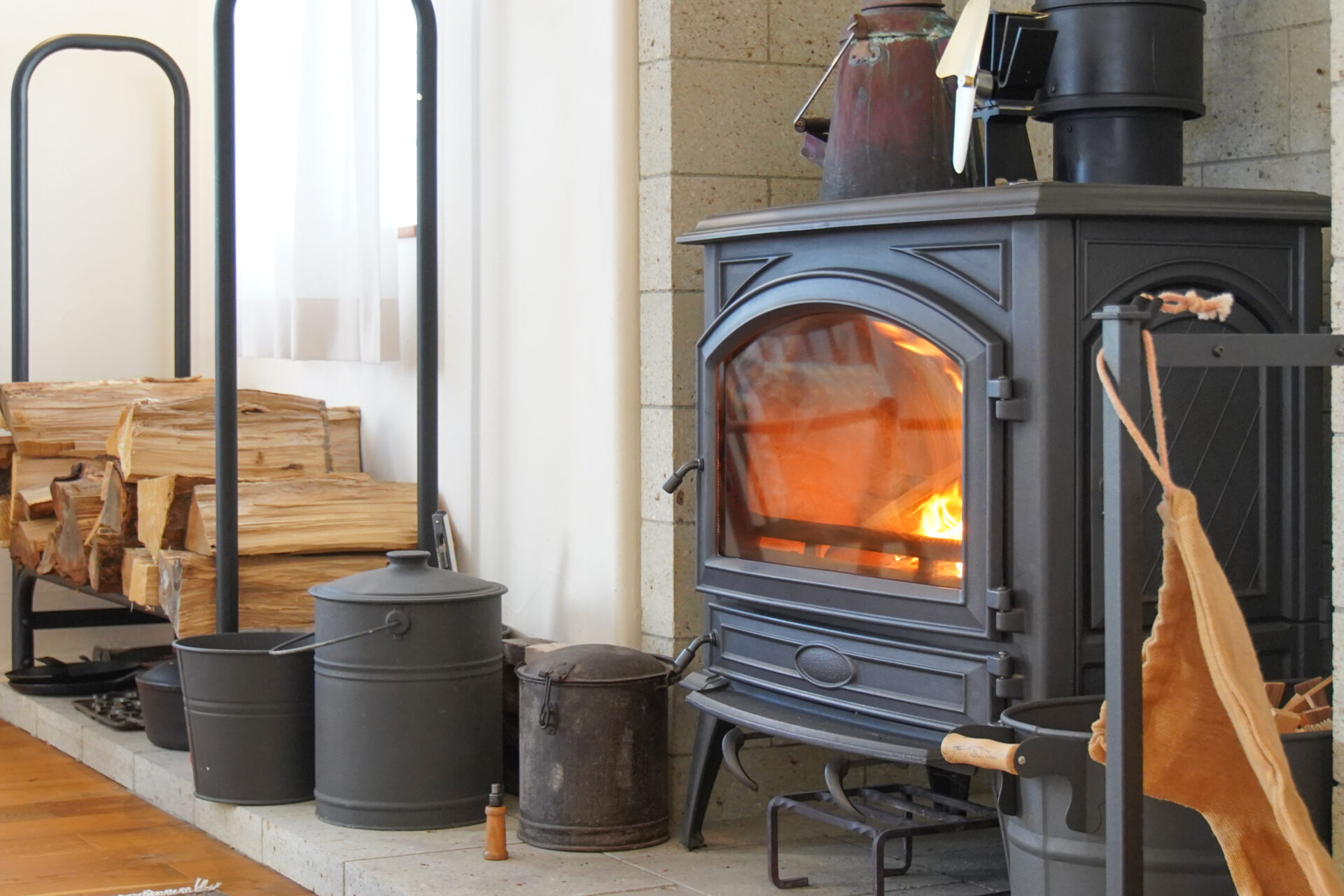 火が着いた薪ストーブ