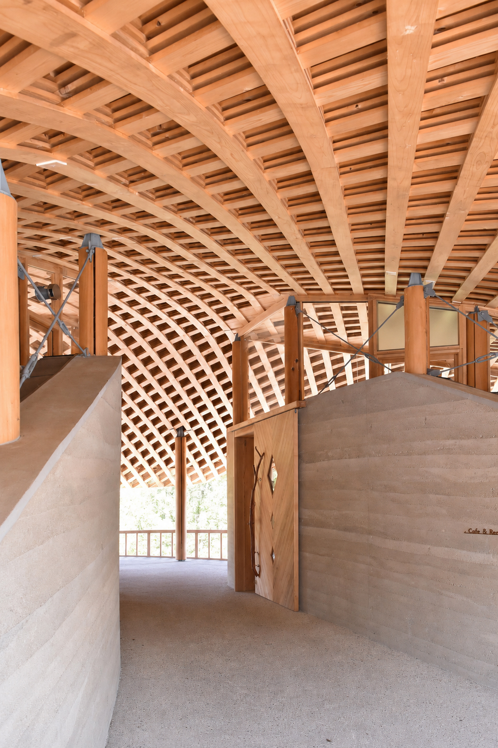 芝生で覆われた建物の内部