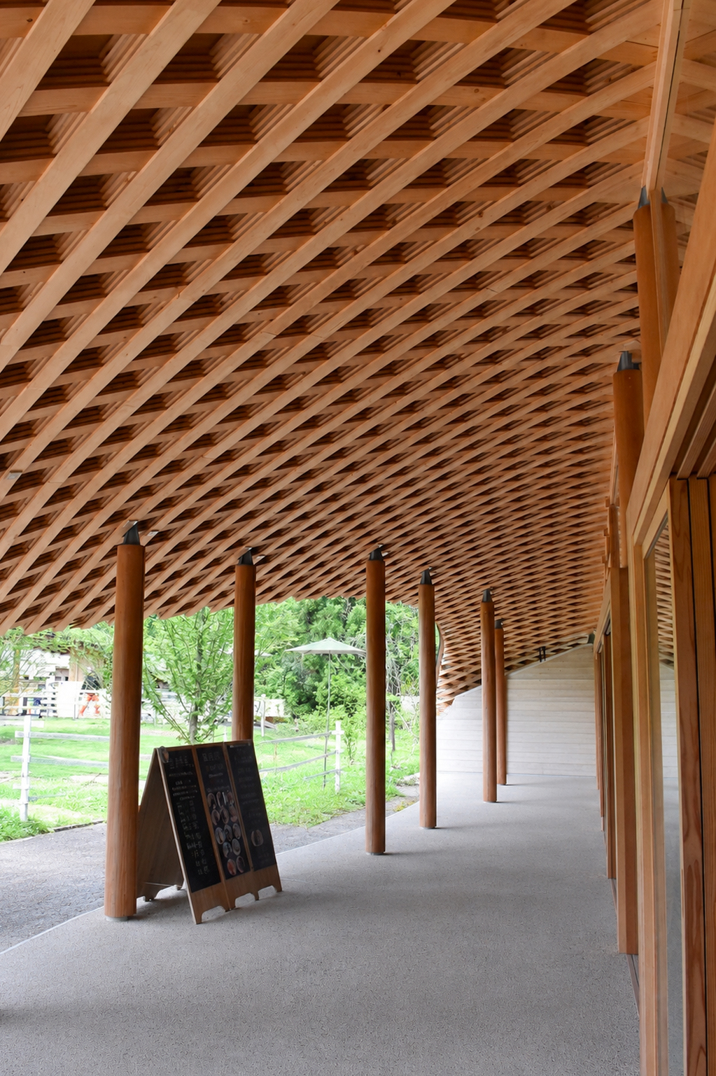 芝生で覆われた建物の内部