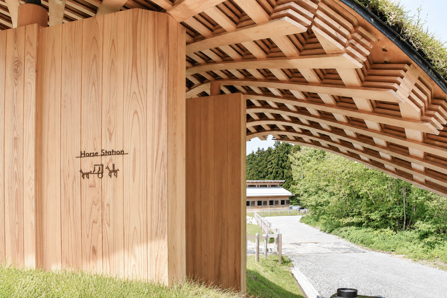 芝生で覆われた建物の内部