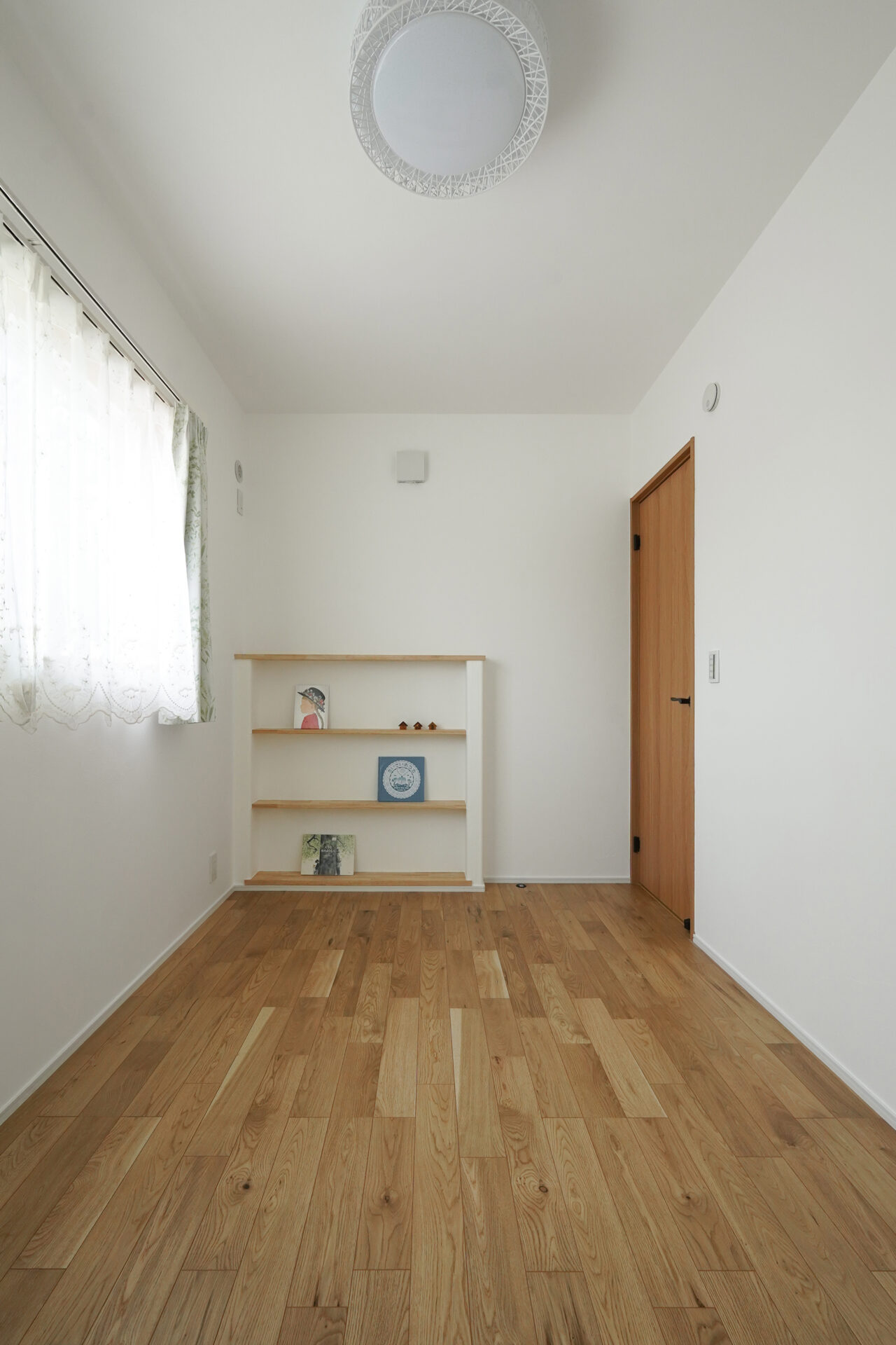 絵本を収納できる造作棚を備えた主寝室