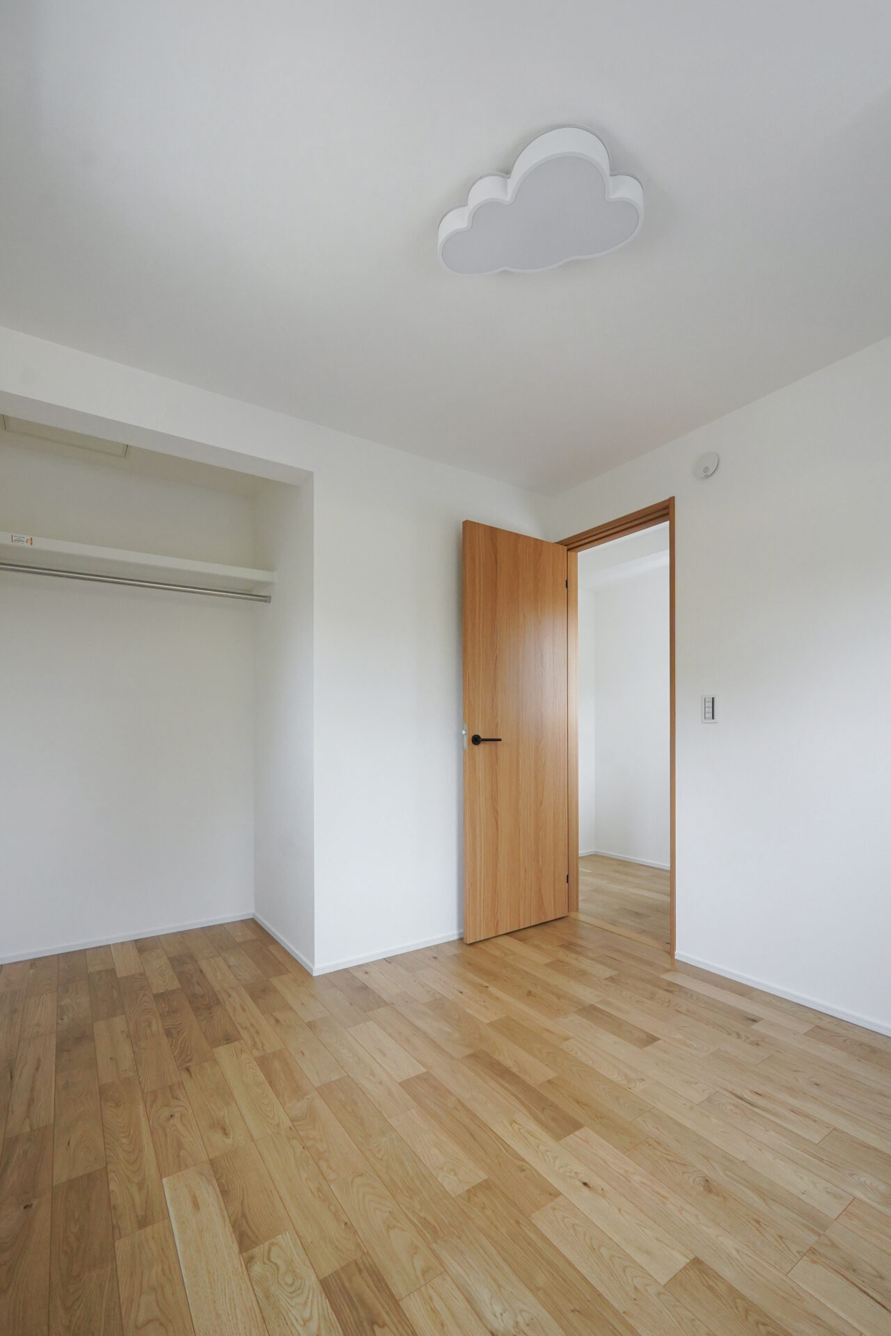 雲形のシーリングライトを採用した子ども部屋